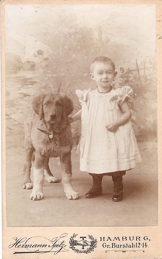 petit garon avec grand chien  Hambourg   1900